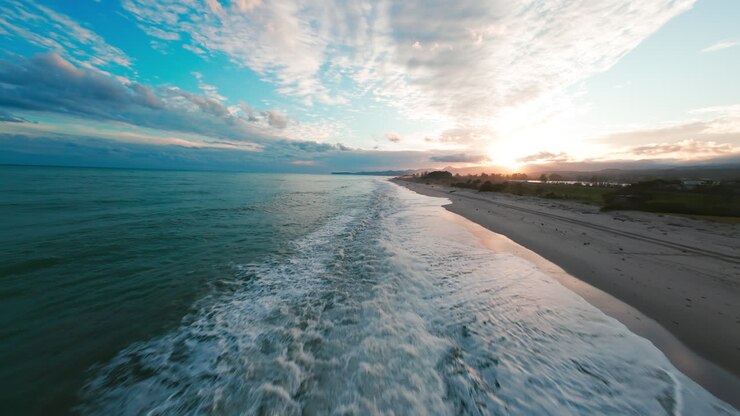 海の波は自然の中のリラックスした日没の後ビーチに衝突します