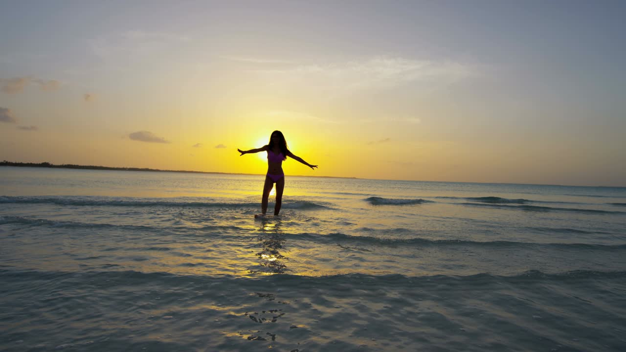 joven asiática china en traje de baño en la playa