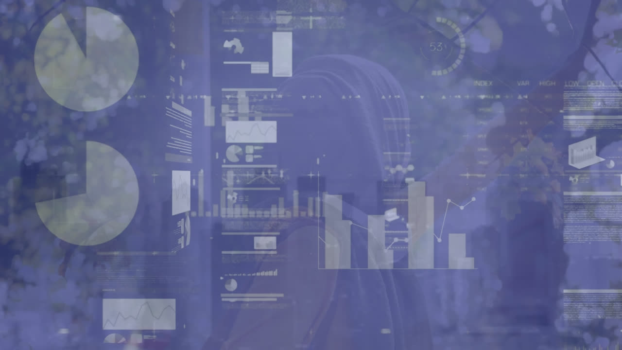 animación de pantallas con procesamiento de datos estadísticos sobre mujer en hijab llamando a un taxi en la calle