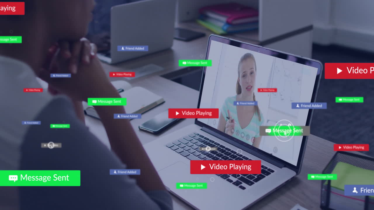 비디오 통화를 하는 아프리카계 미국인 여성에 대한 텍스트와 함께 소셜 미디어 아이콘의 애니메이션