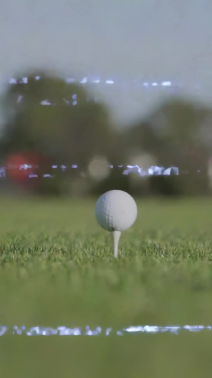 Video verticale: Giocatore di golf che si posiziona dietro la palla, causando glitch mentre si prepara per il colpo da golf.