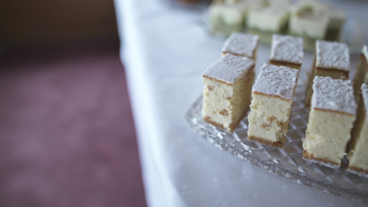 pastel de queso recién horneado salpicado de azúcar