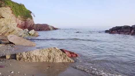 Pequeñas-Olas-De-Playa-Alrededor-De-Las-Rocas-En-Un-Día-Soleado-En-Talland-Bay,-Cornwall.