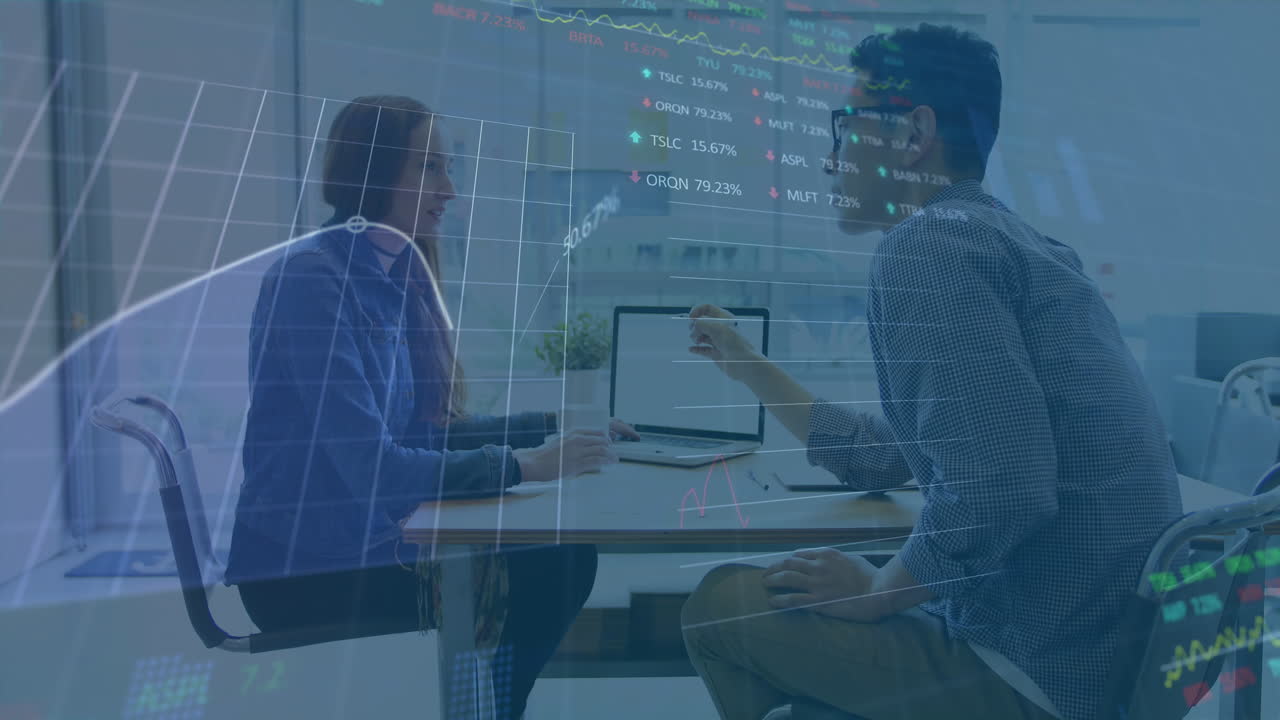 animación del procesamiento de datos del mercado de valores sobre hombres y mujeres diversos discutiendo en la oficina