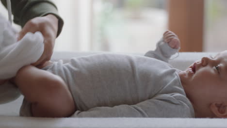 madre feliz con el bebé vestido hermoso niño pequeño cuidando del bebé madre amable disfrutando de la maternidad cuidando a su hijo en casa