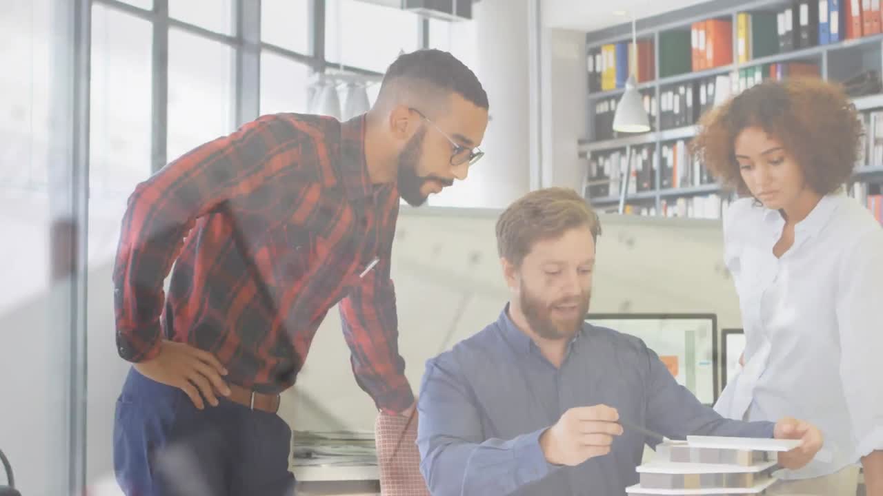 arquitectos discutiendo planes de construcción con un modelo 3d
