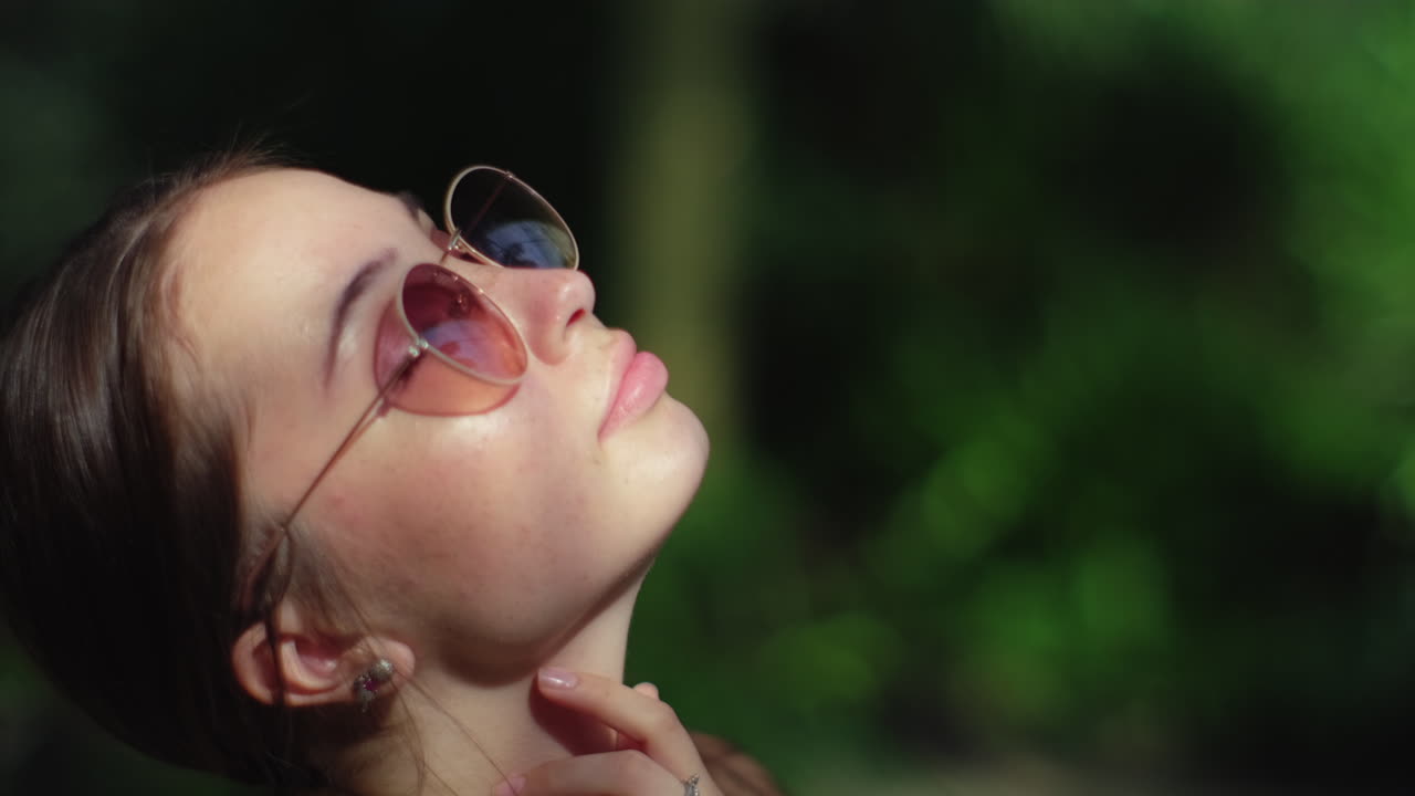 mujer joven al aire libre