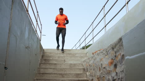 hombre, fitness y correr en escaleras al aire libre