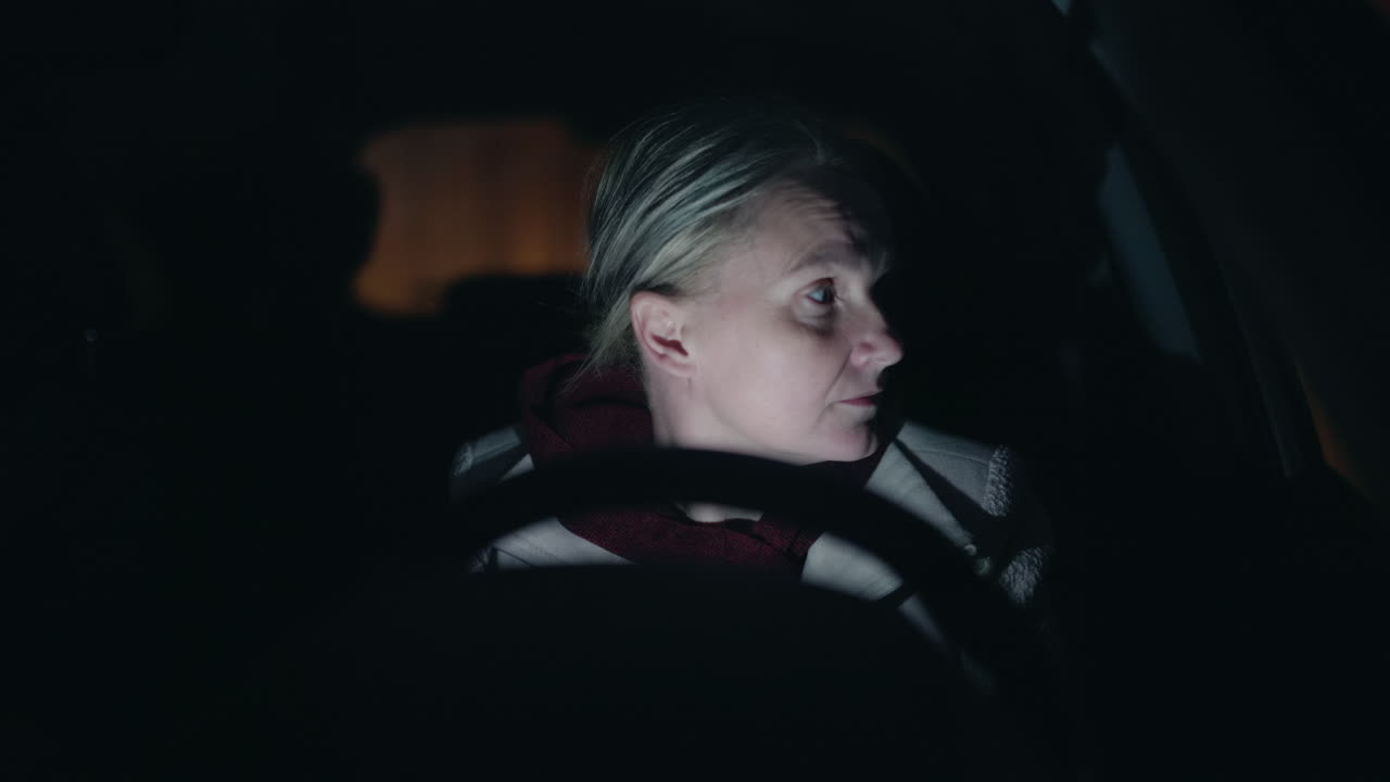 Kvinde, der kører om natten