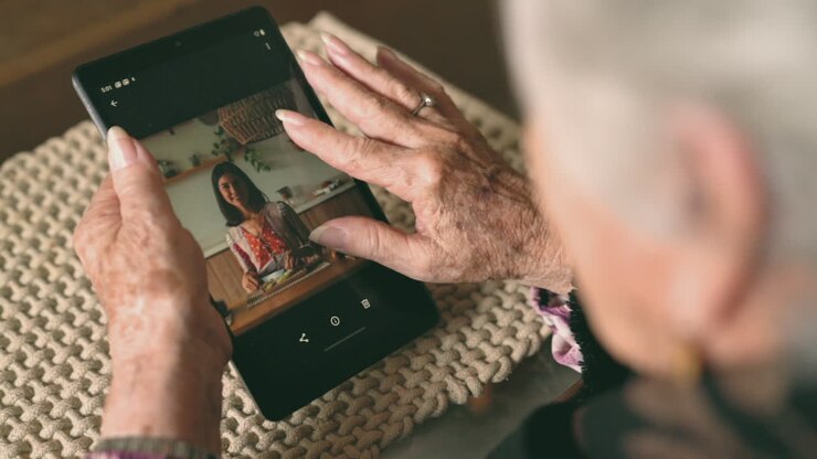 mujer anciana examinando la foto de su nieta