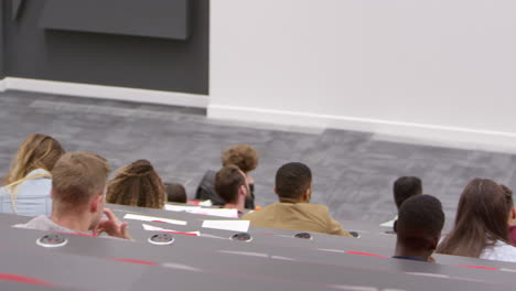 pan a través de los estudiantes al profesor presentando en el teatro de conferencias, filmado en r3d