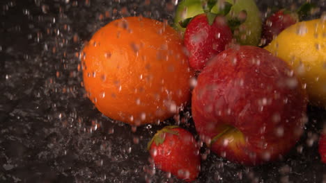 agua que llueve en la selección de frutas frescas