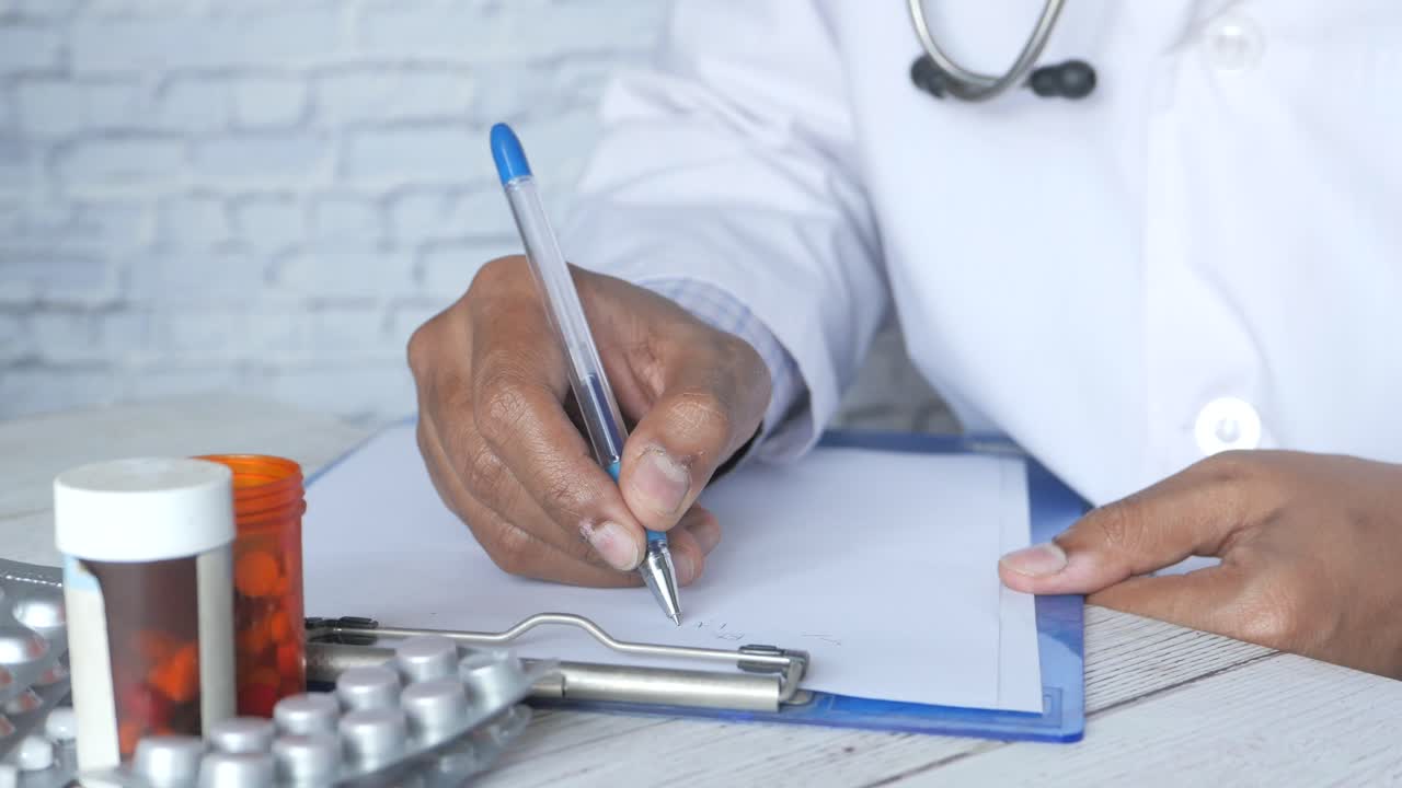 el médico escribiendo una receta