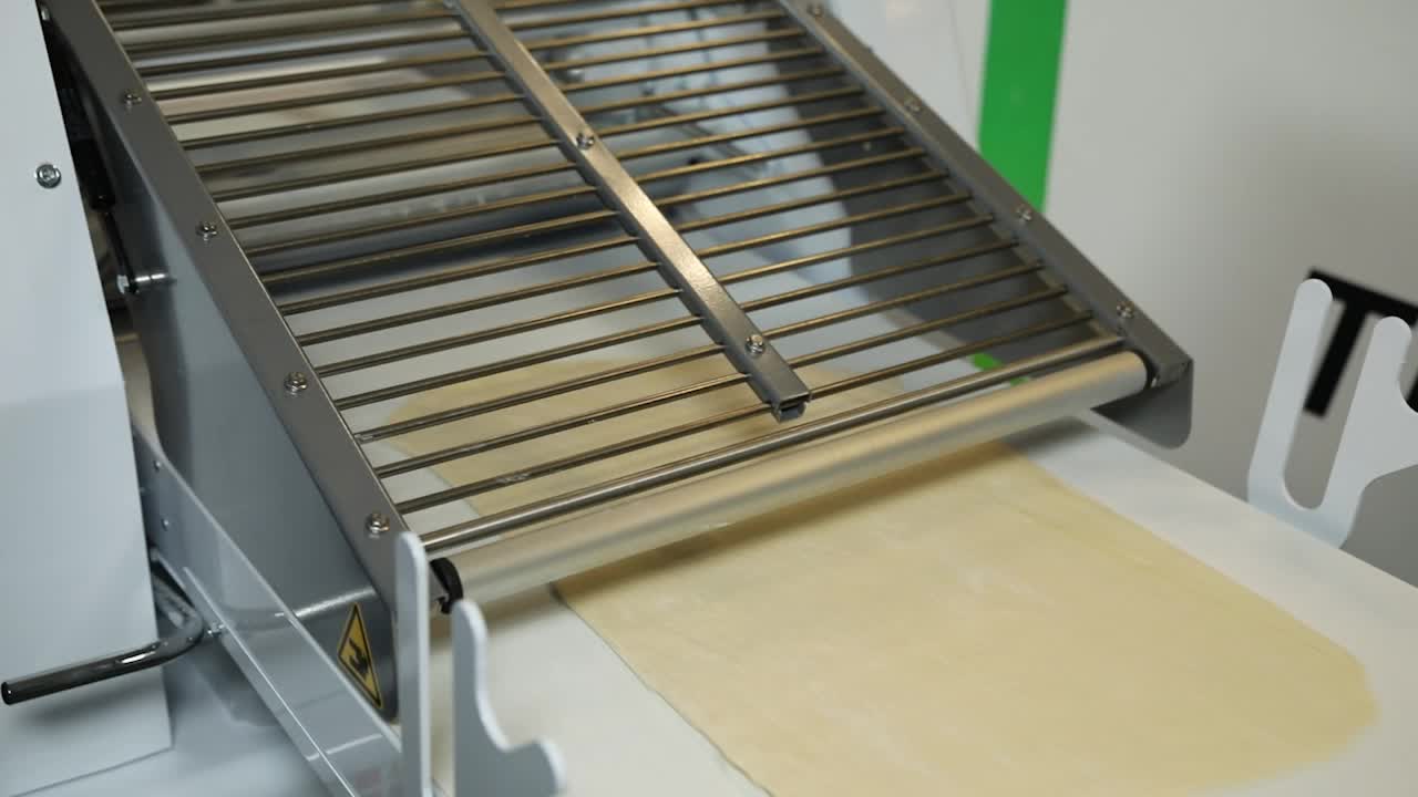 작동 중인 반죽 셰이터 기계