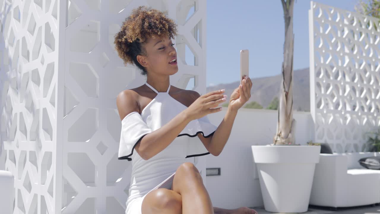 modelo elegante relajándose en la terraza