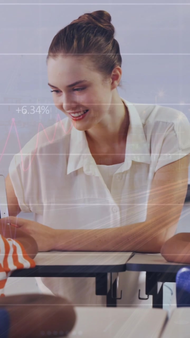 Animazione di grafici su insegnante donna caucasica e classe di alunni di diverse etnie
