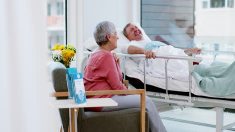 Médico,-Visita-Y-Feliz-Con-Pareja-De-Ancianos.