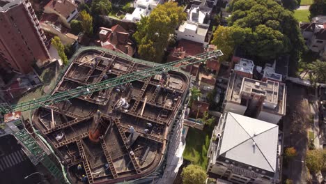 grúas de sobrevuelo aéreo trabajando en el techo de un nuevo edificio de rascacielos en el centro de buenos aires - capital de argentina