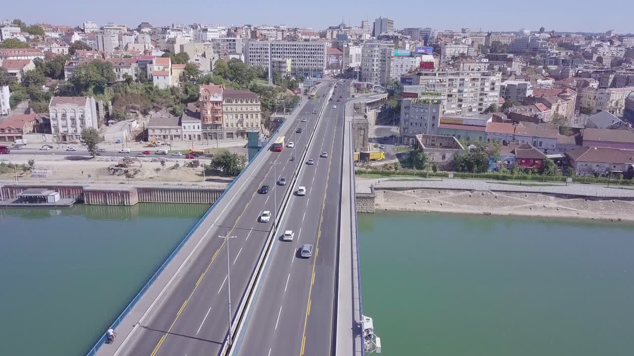 lento revelando una toma de 4k del puente de branko y el centro de la ciudad de belgrado