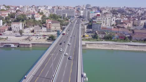 Langsame,-Aufschlussreiche-4K-Aufnahme-Der-Brücke-Von-Branko-Und-Des-Stadtzentrums-Von-Belgrad