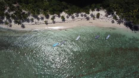 Vista-Aérea-De-Turistas-Y-Barcos-En-Aguas-Poco-Profundas-En-La-Remota-Playa-Frontón-Cerca-De-Las-Galeras-En-La-Península-De-Samaná-En-La-República-Dominicana