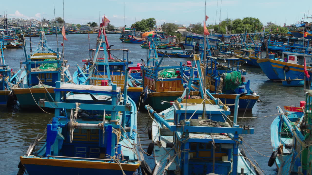slidershot que detalla la flota de barcos de pesca atracados en la playa de mui ne