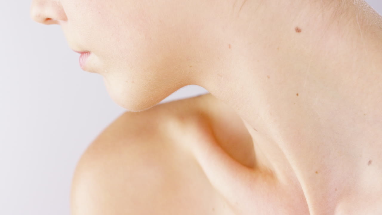 많은 사람들이 그녀의 비밀을 알고 싶어합니다.