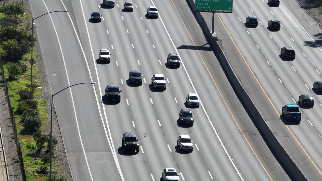 Vista aerea della 101 Freeway a Los Angeles - Cahuenga Pass
