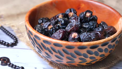 cerca de frutas de dátiles frescos en un cuenco en la mesa