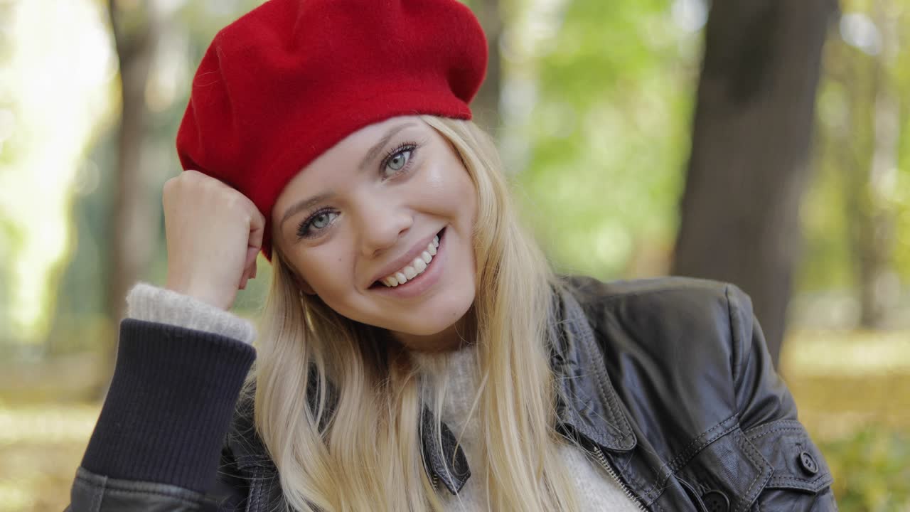 손에 머리를 기대어 웃는 여자