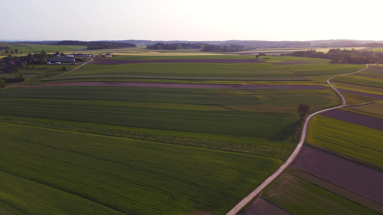 impresionante cuento de hadas vista aérea de arriba vuelo pueblo en austria europa campo prado camino puesta de sol verano 23