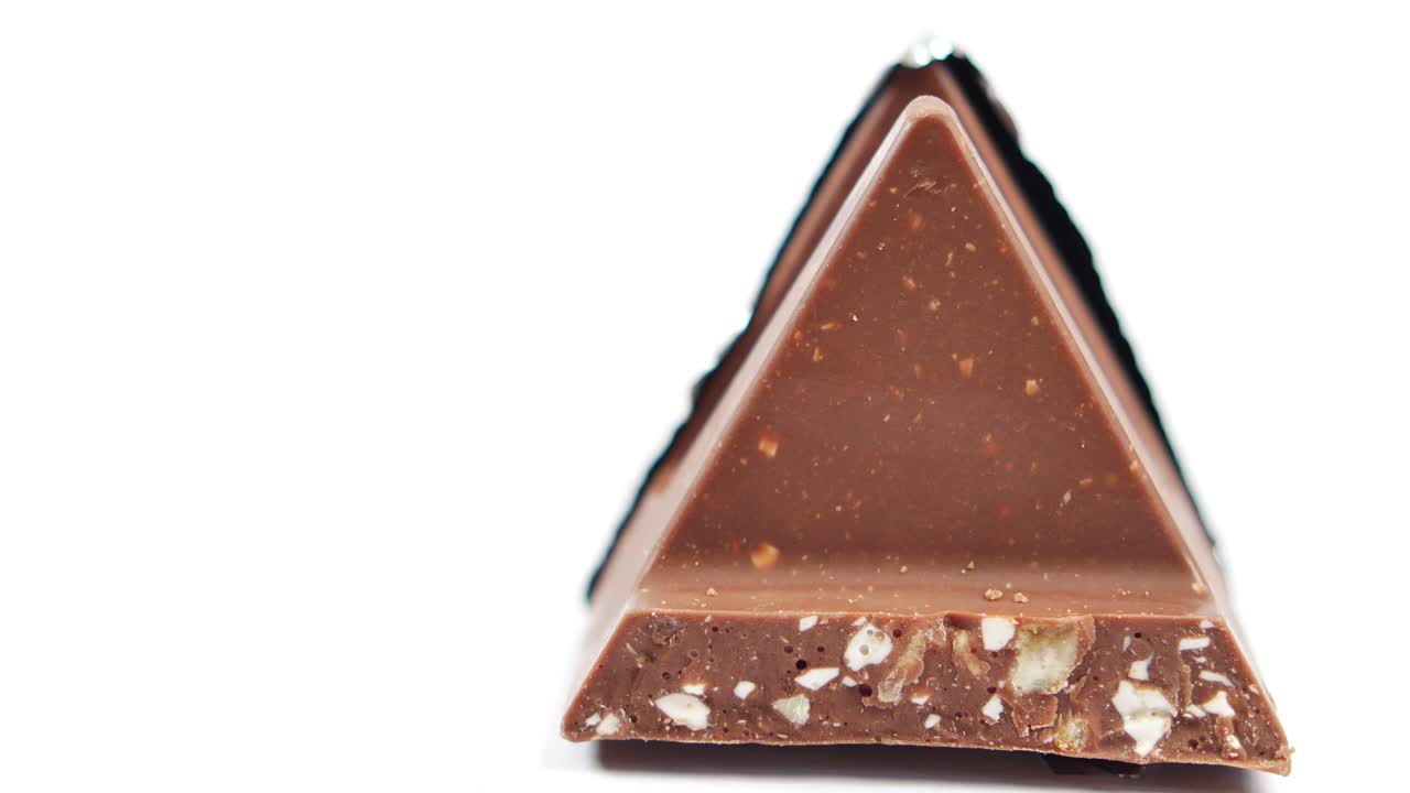 Chocolate negro en un plato en la mesa de cerca