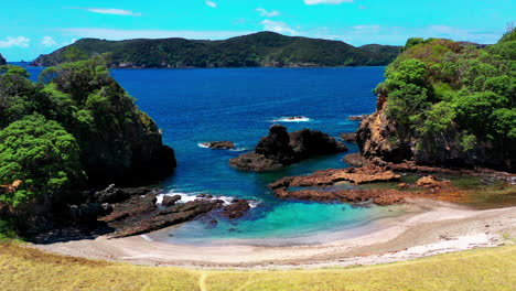 ruta de senderismo motuarohia y mirador en la isla roberton con el océano azul y la isla moturua en el fondo en la bahía de islas, nueva zelanda