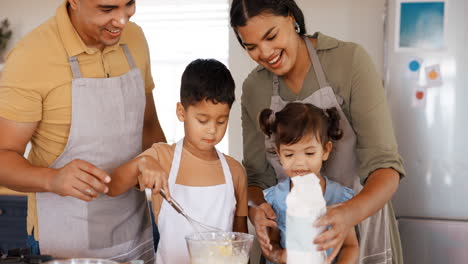 Familia,-Repostería-Y-Padres-Con-Niños-En-La-Cocina