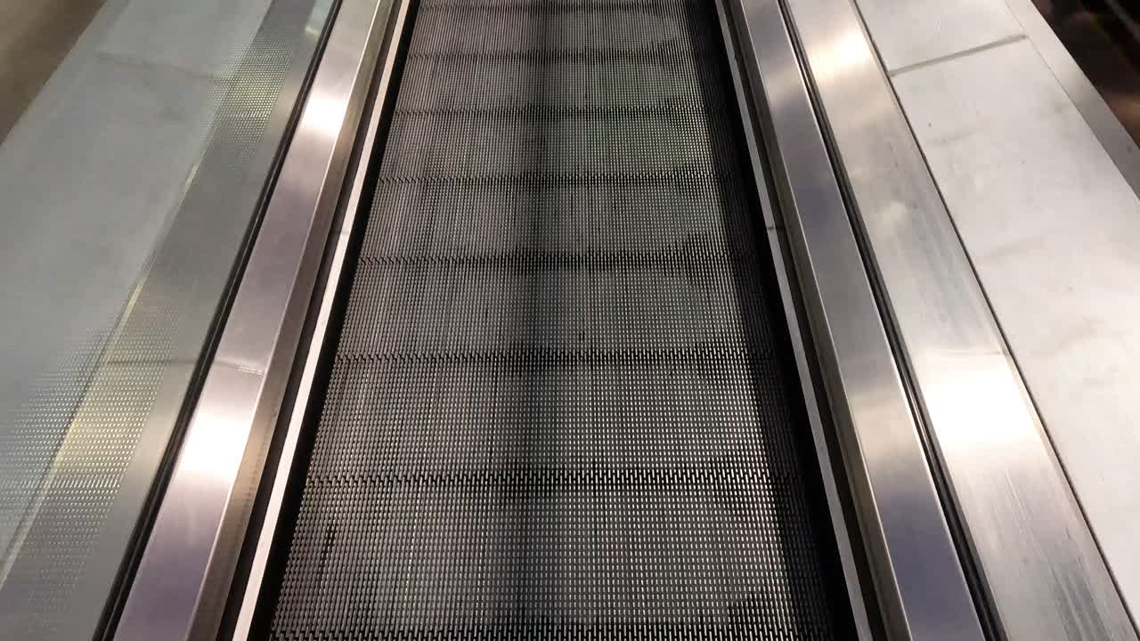 상하이 푸돈 공항 의 움직이는 산책로