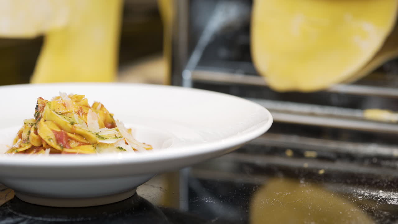 요리사는 파스타를 소스로 장식합니다.