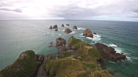 Wide-angle-view-of-the-rocky-coast-at-Nugget-Point-Lighthouse,-The-Catlins,-South-Island,-New-Zealand