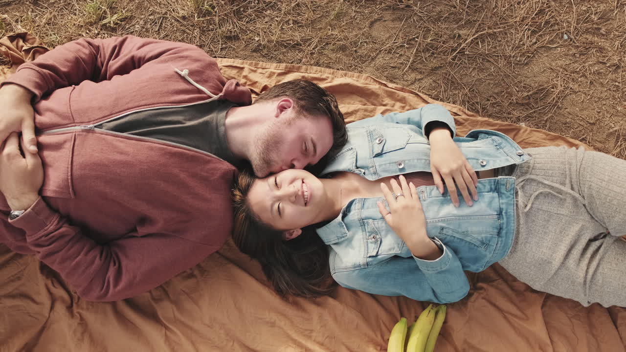 Coppia che si gode un picnic romantico all'aperto