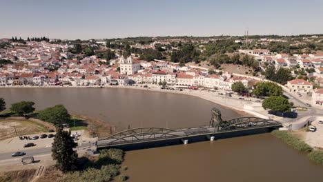 Alcacer-Do-Sal-Brücke-über-Den-Fluss-Sado-Und-Stadtbild-Am-Flussufer