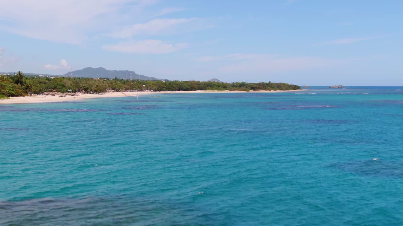 해변 도미니카 공화국을 드러내는 조감도까지 해수면에서 공중 상승