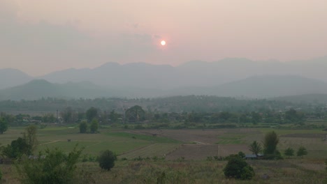 4k-Filmische-Landschaftspanoramaaufnahmen-Von-Einem-Aussichtspunkt-Auf-Einen-Wunderschönen-Sonnenuntergang-In-Einem-Café-Mit-Zwei-Hütten-In-Der-Kleinen-Stadt-Pai,-Nordthailand