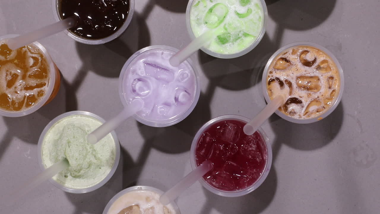 패턴 플랫 레이에 테이블 표면에 주스 음료를 배치하는 남성 손