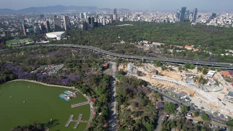 Drohnenaufnahme-Von-Chapultepec-Und-Seen-In-Mexiko-Stadt