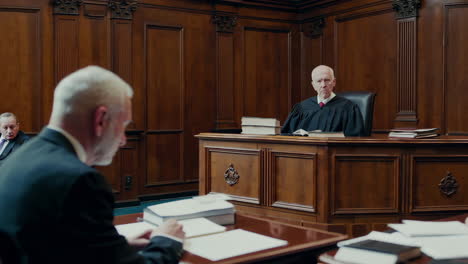 escena en la sala del tribunal