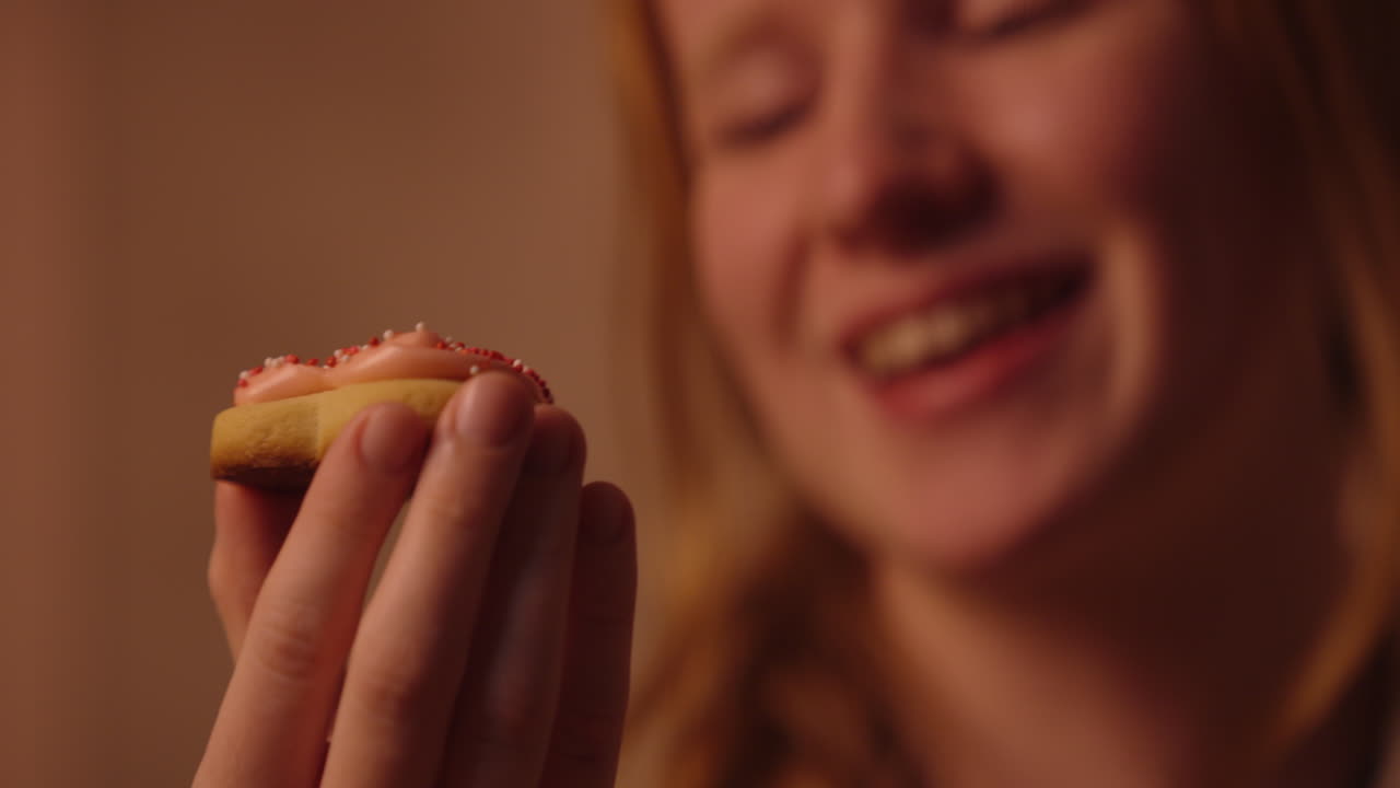una chica comiendo una galleta.