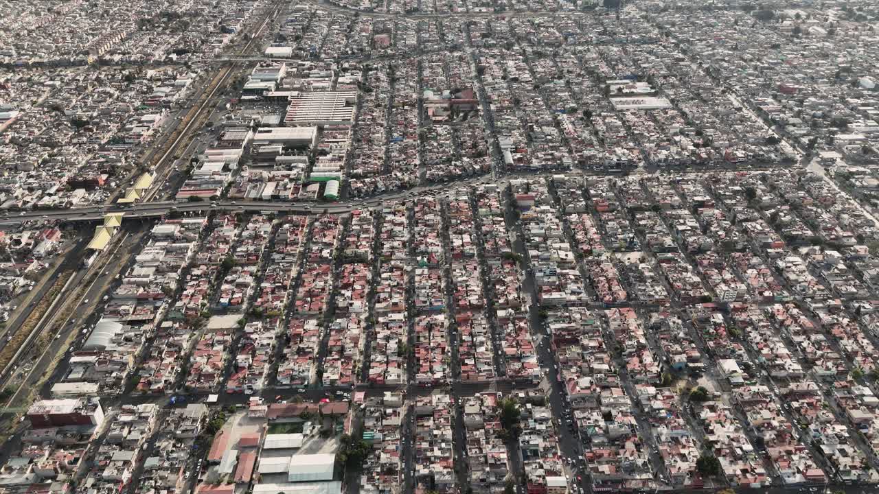 video de avión no tripulado de la parte norte de la ciudad de méxico, centrado en la región de ecatepec