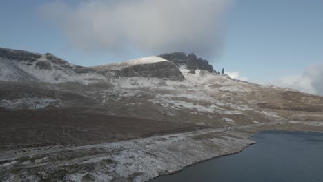 Die-Schneebedeckten-Quiraing-Mountains-Auf-Skye-Beim-Bride&#39;s-Veil-Wasserfall,-Schottland,-Luftaufnahme