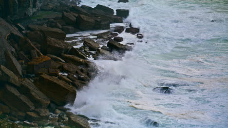 El-Océano-Espumoso-Lava-La-Costa-De-Rocas-En-Un-Día-Tormentoso.-Poderosas-Olas-Rompiendo-En-La-Playa