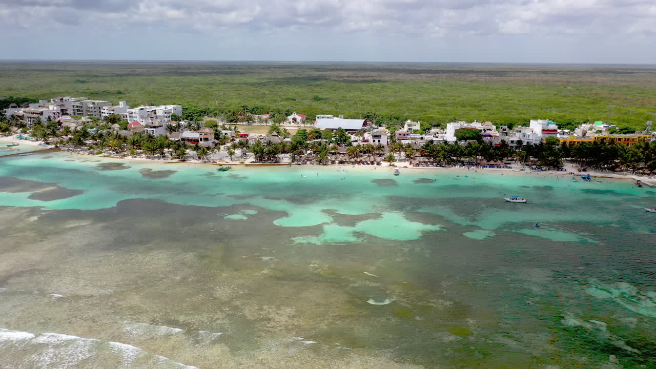 Impresionante toma de dron que revela la ciudad turística costera de Mahahual, México