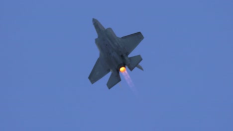 Evening-Show-at-Abbotsford-Airshow,-F35-Solo-Display